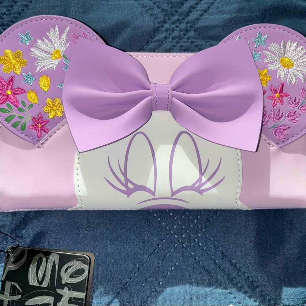 NWT - Loungefly Minnie Mouse Floral embroidered wallet